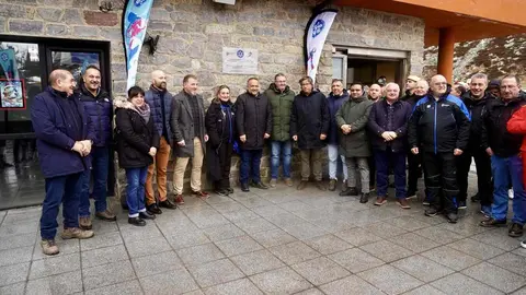 El presidente de la Diputación, Gerardo Álvarez Courel, asiste a la celebración del 50 aniversario de la primera temporada de esquí en San Isidro. Fotos: Campillo