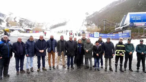 El presidente de la Diputación, Gerardo Álvarez Courel, asiste a la celebración del 50 aniversario de la primera temporada de esquí en San Isidro. Fotos: Campillo