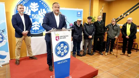 El presidente de la Diputación, Gerardo Álvarez Courel, asiste a la celebración del 50 aniversario de la primera temporada de esquí en San Isidro. Fotos: Campillo