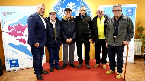 El presidente de la Diputación, Gerardo Álvarez Courel, asiste a la celebración del 50 aniversario de la primera temporada de esquí en San Isidro. Fotos: Campillo