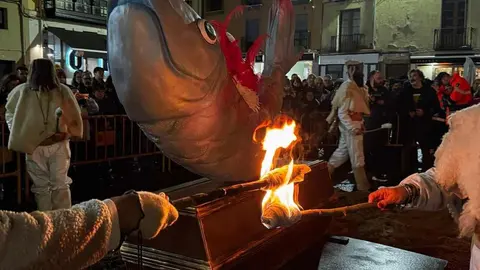 León vive el entierro de la sardina con la misma intensidad que en ediciones anteriores. León ha llorado en la despedida del Carnaval al que la lluvia ha acompañado. Fotos: Ayto León