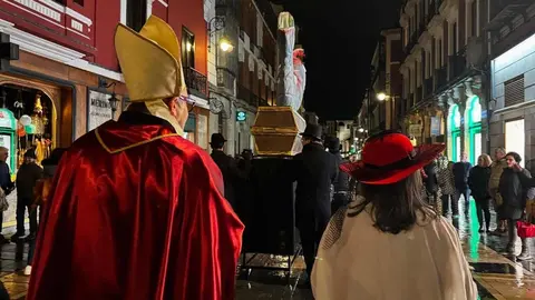 León vive el entierro de la sardina con la misma intensidad que en ediciones anteriores. León ha llorado en la despedida del Carnaval al que la lluvia ha acompañado. Fotos: Ayto León