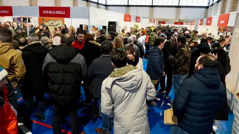 El delegado del Gobierno en Castilla y León, Nicanor Sen, y la vicesecretaria general del PSOE de Castilla y León, Nuria Rubio, asisten a la XXVI Feria de la Pluma y la Pesca de La Vecilla. Foto: Campillo.