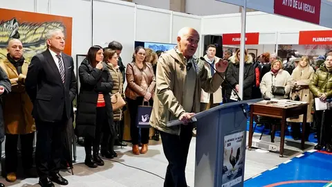 El delegado del Gobierno en Castilla y León, Nicanor Sen, y la vicesecretaria general del PSOE de Castilla y León, Nuria Rubio, asisten a la XXVI Feria de la Pluma y la Pesca de La Vecilla. Foto: Campillo.