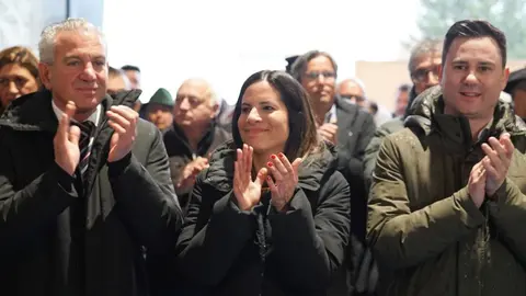 El delegado del Gobierno en Castilla y León, Nicanor Sen, y la vicesecretaria general del PSOE de Castilla y León, Nuria Rubio, asisten a la XXVI Feria de la Pluma y la Pesca de La Vecilla. Foto: Campillo.