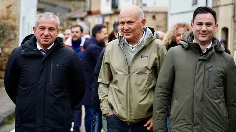 El delegado del Gobierno en Castilla y León, Nicanor Sen, y la vicesecretaria general del PSOE de Castilla y León, Nuria Rubio, asisten a la XXVI Feria de la Pluma y la Pesca de La Vecilla. Foto: Campillo.