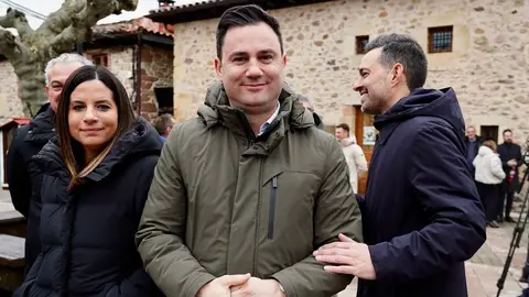 El delegado del Gobierno en Castilla y León, Nicanor Sen, y la vicesecretaria general del PSOE de Castilla y León, Nuria Rubio, asisten a la XXVI Feria de la Pluma y la Pesca de La Vecilla. Foto: Campillo.