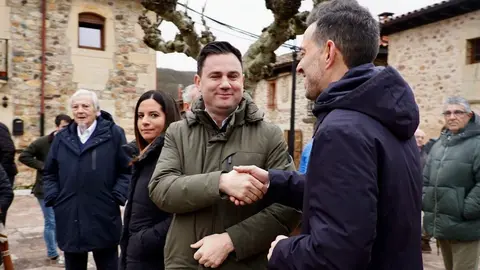 El delegado del Gobierno en Castilla y León, Nicanor Sen, y la vicesecretaria general del PSOE de Castilla y León, Nuria Rubio, asisten a la XXVI Feria de la Pluma y la Pesca de La Vecilla. Foto: Campillo.