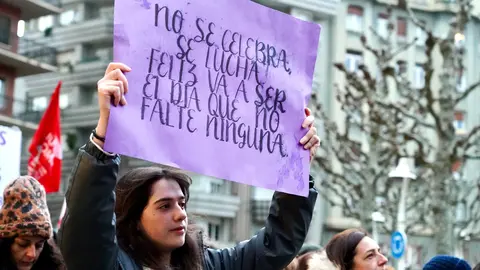 Manifestación convocada por la Comisión 8M de León en la que participa la vicesecretaria general del PSOE de Castilla y León, Nuria Rubio, y la secretaria de Igualdad del PSOE de Castilla y León, Lorena del Valle entre otras autoridades. Foto: Campillo.