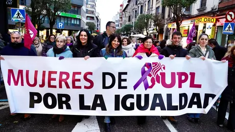 Manifestación convocada por la Comisión 8M de León en la que participa la vicesecretaria general del PSOE de Castilla y León, Nuria Rubio, y la secretaria de Igualdad del PSOE de Castilla y León, Lorena del Valle entre otras autoridades. Foto: Campillo.