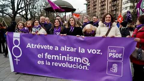 Manifestación convocada por la Comisión 8M de León en la que participa la vicesecretaria general del PSOE de Castilla y León, Nuria Rubio, y la secretaria de Igualdad del PSOE de Castilla y León, Lorena del Valle entre otras autoridades. Foto: Campillo.