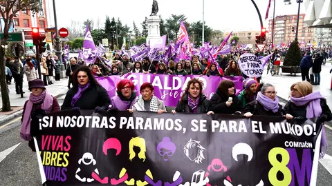 Manifestación convocada por la Comisión 8M de León en la que participa la vicesecretaria general del PSOE de Castilla y León, Nuria Rubio, y la secretaria de Igualdad del PSOE de Castilla y León, Lorena del Valle entre otras autoridades. Foto: Campillo.