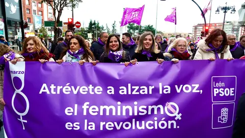 Manifestación convocada por la Comisión 8M de León en la que participa la vicesecretaria general del PSOE de Castilla y León, Nuria Rubio, y la secretaria de Igualdad del PSOE de Castilla y León, Lorena del Valle entre otras autoridades. Foto: Campillo.