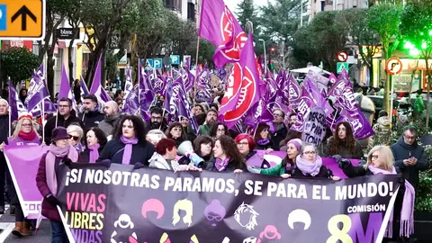 Manifestación convocada por la Comisión 8M de León en la que participa la vicesecretaria general del PSOE de Castilla y León, Nuria Rubio, y la secretaria de Igualdad del PSOE de Castilla y León, Lorena del Valle entre otras autoridades. Foto: Campillo.