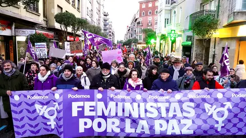 Manifestación convocada por la Comisión 8M de León en la que participa la vicesecretaria general del PSOE de Castilla y León, Nuria Rubio, y la secretaria de Igualdad del PSOE de Castilla y León, Lorena del Valle entre otras autoridades. Foto: Campillo.