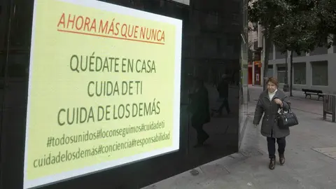 14M en León. El día que la covid-19 detuvo el tiempo. El estado de alarma dibujó aquella jornada de 2020 una estampa dominical insólita en León. Los vecinos limitaron su actividad aquella primera jornada de estado de alarma a la compra de pan, prensa y alimentos mientras la Policía vigilaba el cumplimiento de las restricciones. Fotos: Peio García | César Sánchez