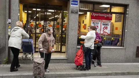 14M en León. El día que la covid-19 detuvo el tiempo. El estado de alarma dibujó aquella jornada de 2020 una estampa dominical insólita en León. Los vecinos limitaron su actividad aquella primera jornada de estado de alarma a la compra de pan, prensa y alimentos mientras la Policía vigilaba el cumplimiento de las restricciones. Fotos: Peio García | César Sánchez