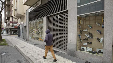 14M en León. El día que la covid-19 detuvo el tiempo. El estado de alarma dibujó aquella jornada de 2020 una estampa dominical insólita en León. Los vecinos limitaron su actividad aquella primera jornada de estado de alarma a la compra de pan, prensa y alimentos mientras la Policía vigilaba el cumplimiento de las restricciones. Fotos: Peio García | César Sánchez