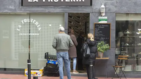 14M en León. El día que la covid-19 detuvo el tiempo. El estado de alarma dibujó aquella jornada de 2020 una estampa dominical insólita en León. Los vecinos limitaron su actividad aquella primera jornada de estado de alarma a la compra de pan, prensa y alimentos mientras la Policía vigilaba el cumplimiento de las restricciones. Fotos: Peio García | César Sánchez