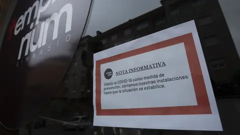 14M en León. El día que la covid-19 detuvo el tiempo. El estado de alarma dibujó aquella jornada de 2020 una estampa dominical insólita en León. Los vecinos limitaron su actividad aquella primera jornada de estado de alarma a la compra de pan, prensa y alimentos mientras la Policía vigilaba el cumplimiento de las restricciones. Fotos: Peio García | César Sánchez