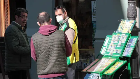 14M en León. El día que la covid-19 detuvo el tiempo. El estado de alarma dibujó aquella jornada de 2020 una estampa dominical insólita en León. Los vecinos limitaron su actividad aquella primera jornada de estado de alarma a la compra de pan, prensa y alimentos mientras la Policía vigilaba el cumplimiento de las restricciones. Fotos: Peio García | César Sánchez