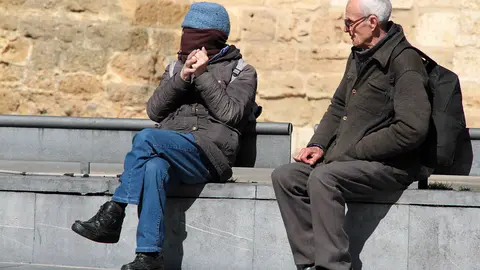 14M en León. El día que la covid-19 detuvo el tiempo. El estado de alarma dibujó aquella jornada de 2020 una estampa dominical insólita en León. Los vecinos limitaron su actividad aquella primera jornada de estado de alarma a la compra de pan, prensa y alimentos mientras la Policía vigilaba el cumplimiento de las restricciones. Fotos: Peio García | César Sánchez