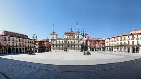 14M en León. El día que la covid-19 detuvo el tiempo. El estado de alarma dibujó aquella jornada de 2020 una estampa dominical insólita en León. Los vecinos limitaron su actividad aquella primera jornada de estado de alarma a la compra de pan, prensa y alimentos mientras la Policía vigilaba el cumplimiento de las restricciones. Fotos: Peio García | César Sánchez