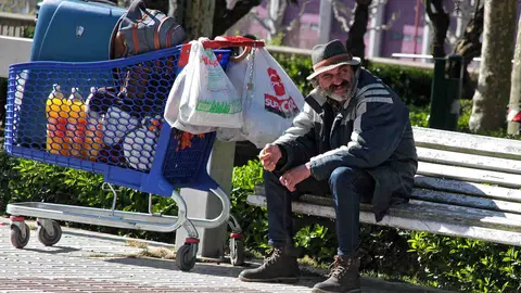 14M en León. El día que la covid-19 detuvo el tiempo. El estado de alarma dibujó aquella jornada de 2020 una estampa dominical insólita en León. Los vecinos limitaron su actividad aquella primera jornada de estado de alarma a la compra de pan, prensa y alimentos mientras la Policía vigilaba el cumplimiento de las restricciones. Fotos: Peio García | César Sánchez