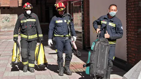 14M en León. El día que la covid-19 detuvo el tiempo. El estado de alarma dibujó aquella jornada de 2020 una estampa dominical insólita en León. Los vecinos limitaron su actividad aquella primera jornada de estado de alarma a la compra de pan, prensa y alimentos mientras la Policía vigilaba el cumplimiento de las restricciones. Fotos: Peio García | César Sánchez