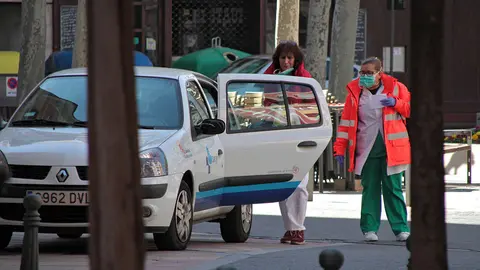 14M en León. El día que la covid-19 detuvo el tiempo. El estado de alarma dibujó aquella jornada de 2020 una estampa dominical insólita en León. Los vecinos limitaron su actividad aquella primera jornada de estado de alarma a la compra de pan, prensa y alimentos mientras la Policía vigilaba el cumplimiento de las restricciones. Fotos: Peio García | César Sánchez