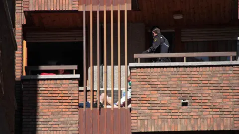 14M en León. El día que la covid-19 detuvo el tiempo. El estado de alarma dibujó aquella jornada de 2020 una estampa dominical insólita en León. Los vecinos limitaron su actividad aquella primera jornada de estado de alarma a la compra de pan, prensa y alimentos mientras la Policía vigilaba el cumplimiento de las restricciones. Fotos: Peio García | César Sánchez