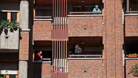 14M en León. El día que la covid-19 detuvo el tiempo. El estado de alarma dibujó aquella jornada de 2020 una estampa dominical insólita en León. Los vecinos limitaron su actividad aquella primera jornada de estado de alarma a la compra de pan, prensa y alimentos mientras la Policía vigilaba el cumplimiento de las restricciones. Fotos: Peio García | César Sánchez