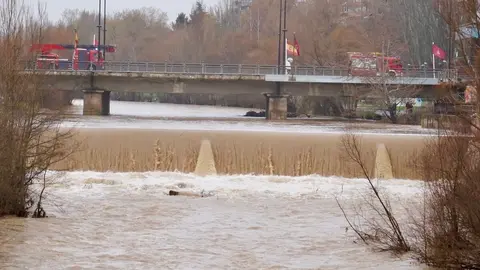 Crecida del río Bernesga a su paso por la capital leonesa. Foto: Campillo.