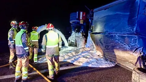 El vuelco de un camión en la A-231 en Santas Martas obliga a desviar el tráfico por la N-120. Foto: Bomberos de León.