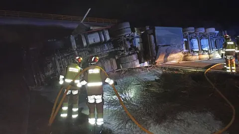 El vuelco de un camión en la A-231 en Santas Martas obliga a desviar el tráfico por la N-120. Foto: Bomberos de León.