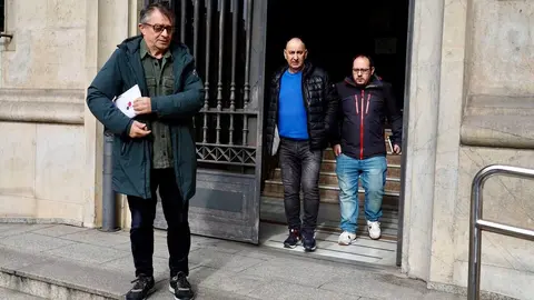 Los sindicatos convocantes de la manifestación por el futuro de León, CCOO, UGT, USO y CGT, informan sobre las cuestiones abordadas en una reunión previa con la Subdelegación del Gobierno en León. Foto: Campillo.