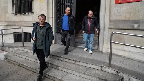 Los sindicatos convocantes de la manifestación por el futuro de León, CCOO, UGT, USO y CGT, informan sobre las cuestiones abordadas en una reunión previa con la Subdelegación del Gobierno en León. Foto: Campillo.