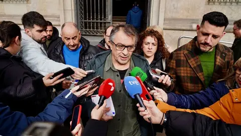 Los sindicatos convocantes de la manifestación por el futuro de León, CCOO, UGT, USO y CGT, informan sobre las cuestiones abordadas en una reunión previa con la Subdelegación del Gobierno en León. Foto: Campillo.