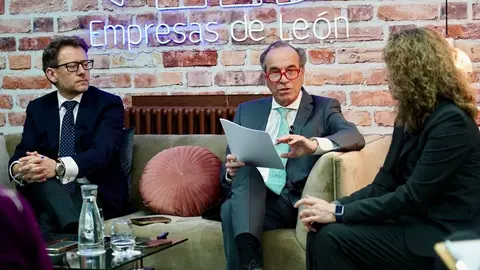 La Federación Leonesa de Empresarios comparte un desayuno informativo con los medios de comunicación. Foto: Campillo.