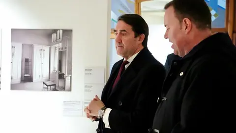 El consejero de Medio Ambiente, Vivienda y Ordenación del Territorio, Juan Carlos Suárez-Quiñones, visita el Museo Casa Botines Gaudí, junto al director general de la Fundación Obra Social de Castilla y León, Jose María Viejo. Foto: Campillo.