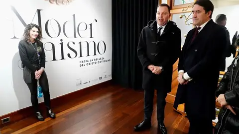 El consejero de Medio Ambiente, Vivienda y Ordenación del Territorio, Juan Carlos Suárez-Quiñones, visita el Museo Casa Botines Gaudí, junto al director general de la Fundación Obra Social de Castilla y León, Jose María Viejo. Foto: Campillo.