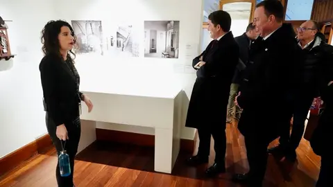 El consejero de Medio Ambiente, Vivienda y Ordenación del Territorio, Juan Carlos Suárez-Quiñones, visita el Museo Casa Botines Gaudí, junto al director general de la Fundación Obra Social de Castilla y León, Jose María Viejo. Foto: Campillo.