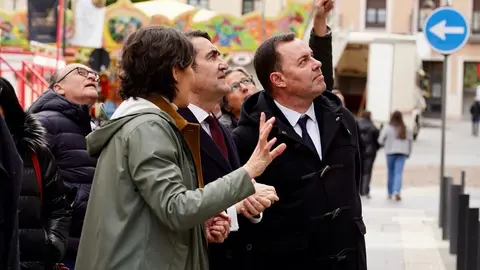 El consejero de Medio Ambiente, Vivienda y Ordenación del Territorio, Juan Carlos Suárez-Quiñones, visita el Museo Casa Botines Gaudí, junto al director general de la Fundación Obra Social de Castilla y León, Jose María Viejo. Foto: Campillo.