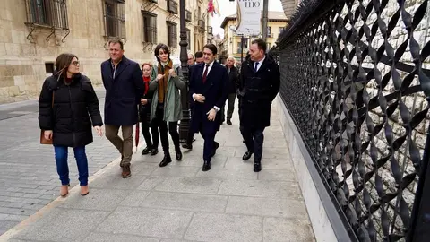 El consejero de Medio Ambiente, Vivienda y Ordenación del Territorio, Juan Carlos Suárez-Quiñones, visita el Museo Casa Botines Gaudí, junto al director general de la Fundación Obra Social de Castilla y León, Jose María Viejo. Foto: Campillo.