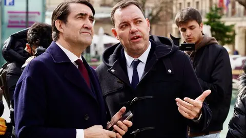 El consejero de Medio Ambiente, Vivienda y Ordenación del Territorio, Juan Carlos Suárez-Quiñones, visita el Museo Casa Botines Gaudí, junto al director general de la Fundación Obra Social de Castilla y León, Jose María Viejo. Foto: Campillo.