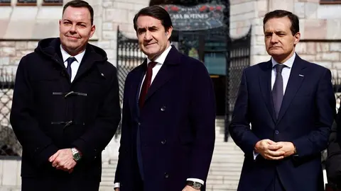 El consejero de Medio Ambiente, Vivienda y Ordenación del Territorio, Juan Carlos Suárez-Quiñones, visita el Museo Casa Botines Gaudí, junto al director general de la Fundación Obra Social de Castilla y León, Jose María Viejo. Foto: Campillo.