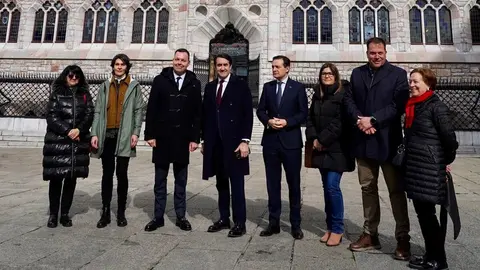 El consejero de Medio Ambiente, Vivienda y Ordenación del Territorio, Juan Carlos Suárez-Quiñones, visita el Museo Casa Botines Gaudí, junto al director general de la Fundación Obra Social de Castilla y León, Jose María Viejo. Foto: Campillo.