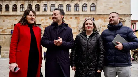 El candidato a la secretaría provincial del PSOE de León, Diego Moreno, atiende a los medios de comunicación. Foto: Campillo.