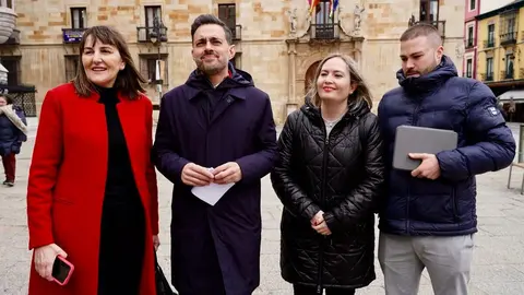 El candidato a la secretaría provincial del PSOE de León, Diego Moreno, atiende a los medios de comunicación. Foto: Campillo.