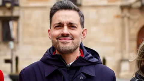 El candidato a la secretaría provincial del PSOE de León, Diego Moreno, atiende a los medios de comunicación. Foto: Campillo.